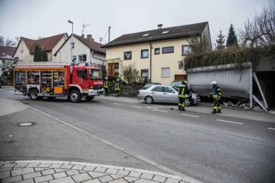 Plochingen: Senior rammt Pkw und landet in Garage